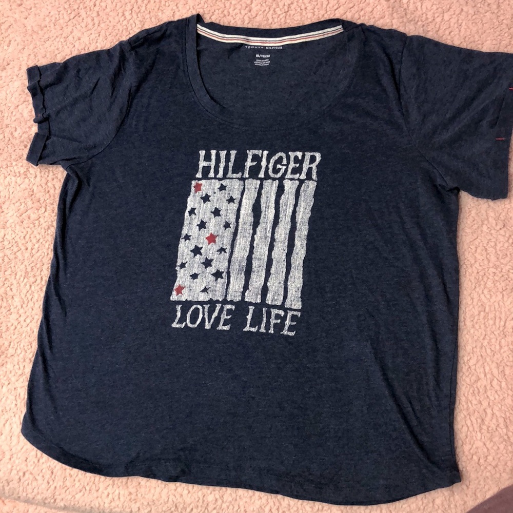 •Cute Tommy Hilfiger T-shirt•